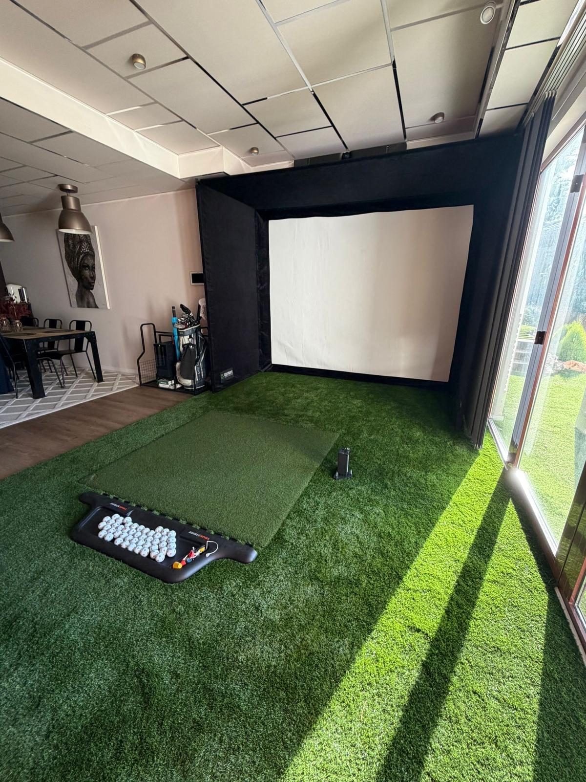 Simulador golf residencial con luz natural